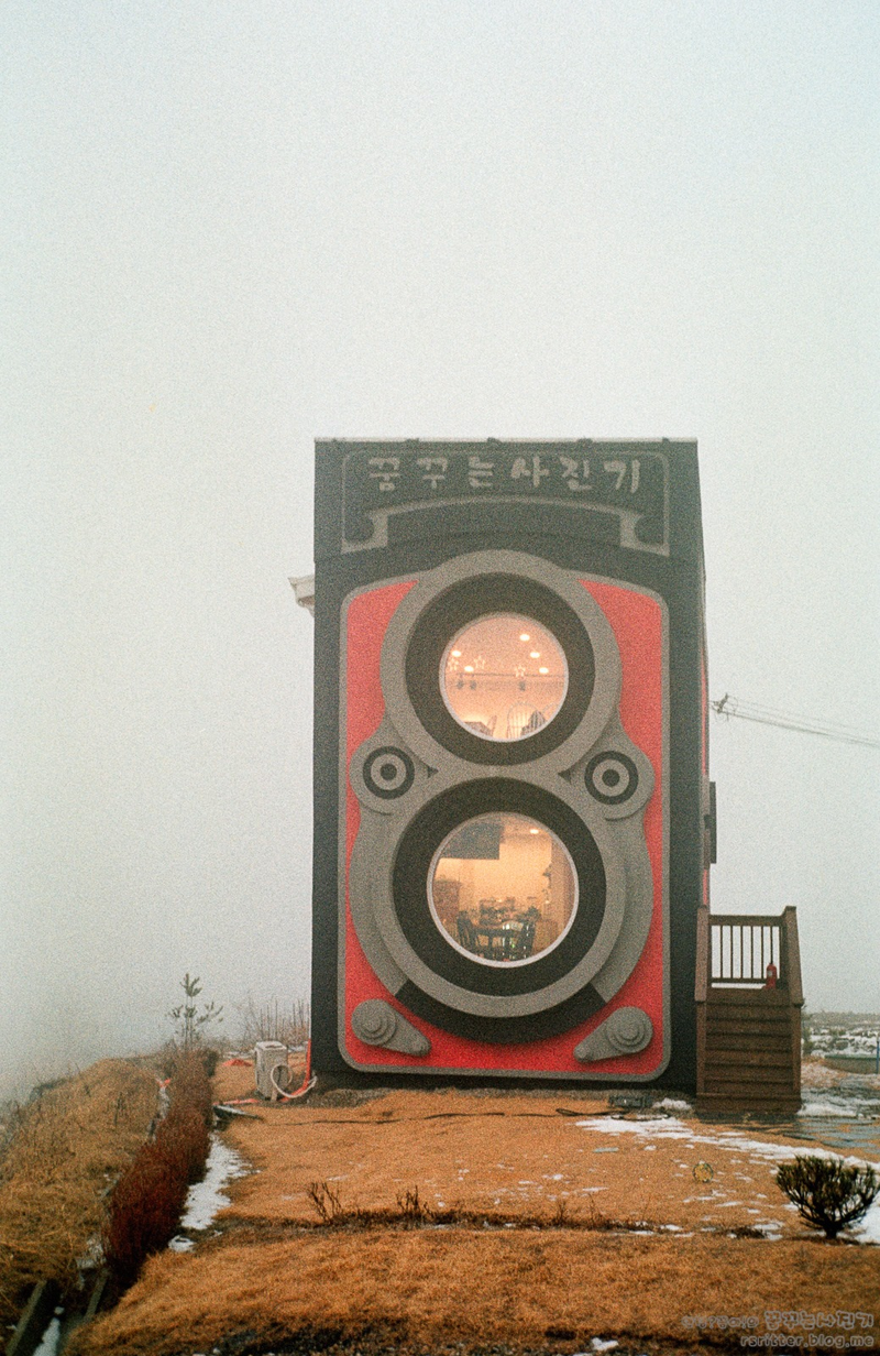 Illustration for article titled This crazy giant camera is not a fake but an awesome two-story café